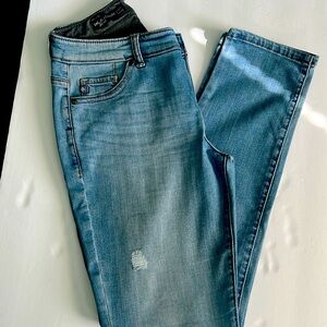Lee Platinum Label Petite skinny jean. Size 4P